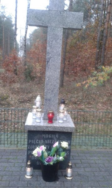 Zuchy sprzątanie grobów